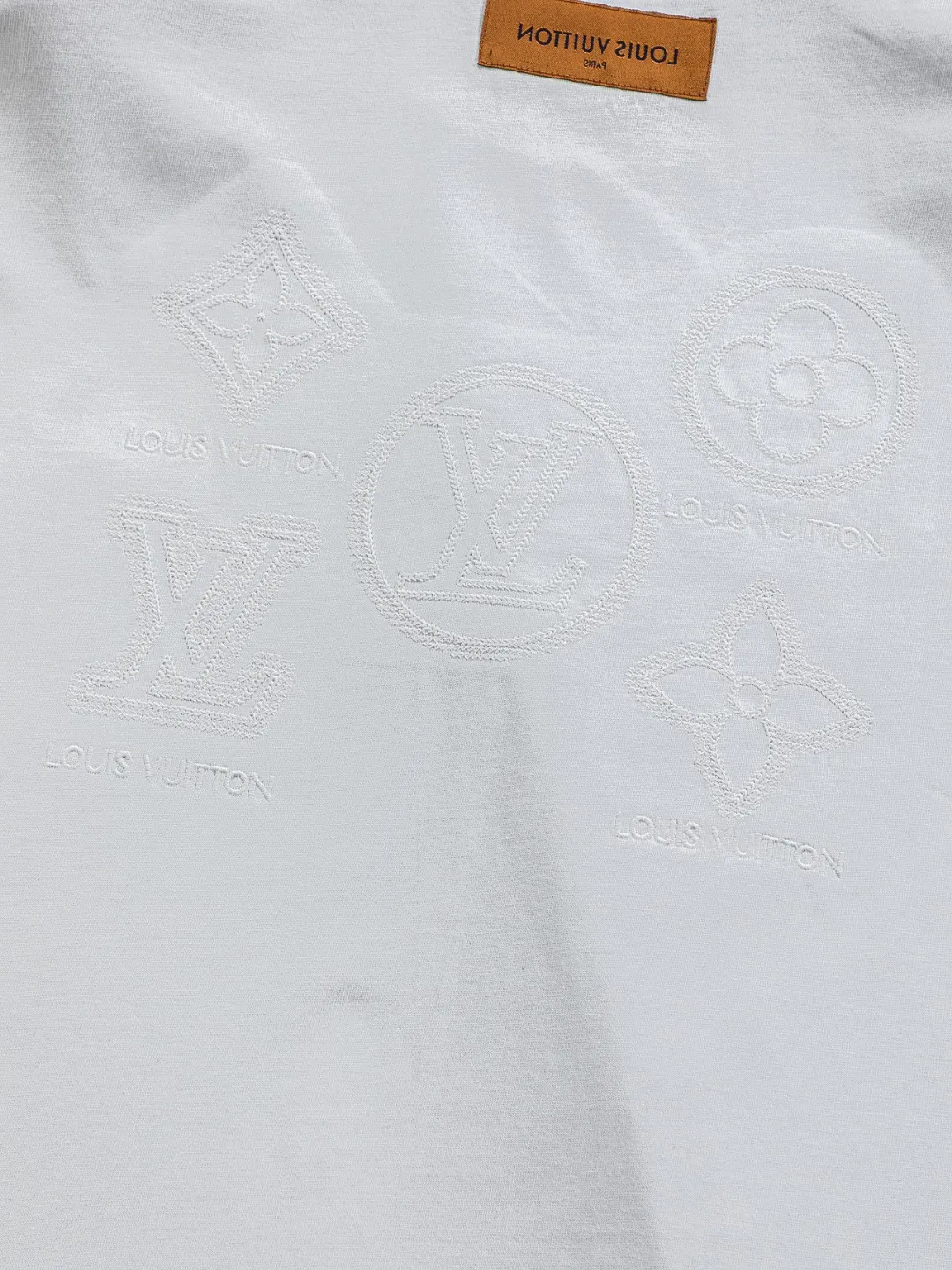 🅿️200 Louis Vuitton 1V LV micro-wide version S-XL LV 26ss new products are available at the counter simultaneously. Multiple craftsmanship. Three-dimensional small logo letters on the chest🪡 embroidery + multi-label four-leaf clover on the back🍀🪡 embroidery. Round neck short-sleeved T-shirt, same style for men and women! Consigned to one-to-one creation. Synchronized with the official website, pure cotton fabrics at the counter! It is close to the skin and comfortable, durable and easy to wear. It has a classic and simple logo design and meticulous original craftsmanship. Short-sleeves, a must-have item for men, do not appear to be the same for the general public, but must be unique and eye-catching. This LV short-sleeve is all about quality, comfort, the same shape and fashion as always, including fabrics and cutting techniques. All of them have been made with great effort! 320 grams of washed pure cotton fabric, pure cotton is breathable, very refreshing and comfortable for daily wear. The rib knitting on the neckline is smooth and tight, and the neckline will not be skewed if you toss it at will. The loose version, you will find that it looks really good on the upper body. The overall is minimalist and neat, super versatile for daily use! Pair it casually with a pair of pants for a youthful look. A T-shirt will make your outfit crazy. It is a fashionable item that can never go wrong! Color: Black White Size: S-XL Size chart: S: Shoulder width 50-Bust 56-Length 70 M: Shoulder width 52-Bust 57-Length 72 L: Shoulder width 54-Bust 59-Length 74 XL: Shoulder width 56-Bust 62-Length 76